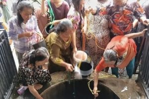 Warga Indramayu Lakukan Mandi Grujug di Sumur Pengantin 27 Februari 2026