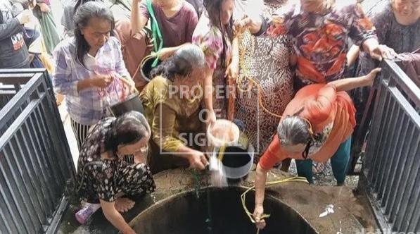 Warga Indramayu Lakukan Mandi Grujug di Sumur Pengantin 27 Februari 2026