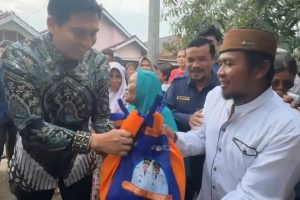 Temui Warga Terdampak Bencana, Bupati Indramayu Berikan Bantuan Sosial