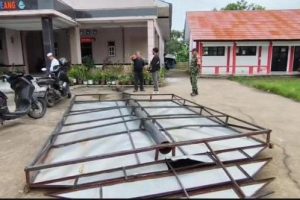 Angin Kencang Terjang Sliyeg, Balai Desa dan 13 Rumah Warga Rusak
