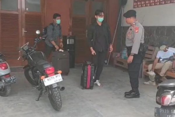 BREAKING NEWS! KPK Geruduk Rumah Ono Surono di Indramayu