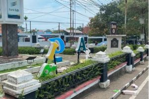 ALUN-ALUN INDRAMAYU LULUH LANTAK! Kecewa Tak Ditemui Bupati, Aksi Massa KOMPI Tolak Revitalisasi Tambak Berujung Anarkis!