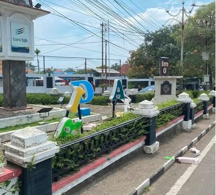 ALUN-ALUN INDRAMAYU LULUH LANTAK! Kecewa Tak Ditemui Bupati, Aksi Massa KOMPI Tolak Revitalisasi Tambak Berujung Anarkis!