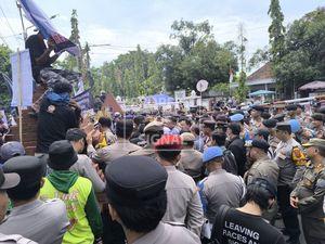 Aksi Damai di Depan Kantor PendopoKabupaten Indramayu BerakhirKondusif