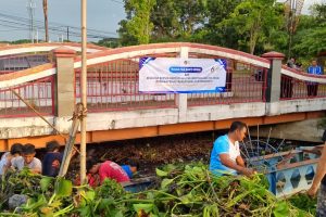 Bersama Warga dan OPD, Lapas Indramayu Berantas Enceng Gondok di Sungai