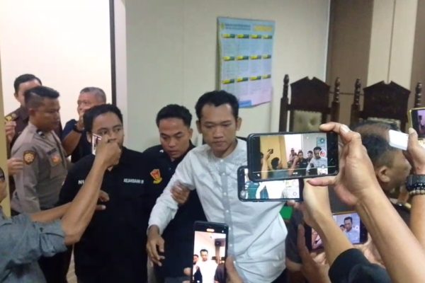 Teriak di Sidang, Terdakwa Kasus Pembunuhan Satu Keluarga di Paoman Ngaku dianiaya Oknum Polisi