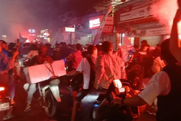 Lautan Biru Bobotoh Lumpuhkan Jalur Haurgeulis–Patrol, Euforia Kemenangan Persib Picu Macet 10 Kilometer