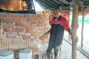 Terdesak Hebel dan Harga Murah, Pengrajin Bata Merah di Indramayu Bertahan di Tengah Sulitnya Pasar