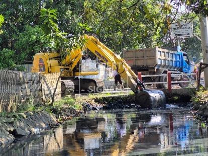 Atasi Banjir di Wilayah Kota, Dinas PUPR Indramayu Menguras Saluran Talang Tembaga yang Berlumpur Selama 15 Tahun