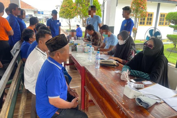 Tim Medis Jemput Bola ke Blok Hunian, Lapas Indramayu Pastikan Kesehatan Warga Binaan Tetap Terjaga