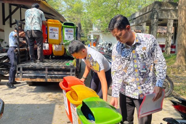 Tingkatkan Pengelolaan Sampah, Lapas Indramayu Terima Bantuan Tempat Sampah dari Dinas Lingkungan Hidup Kabupaten Indramayu